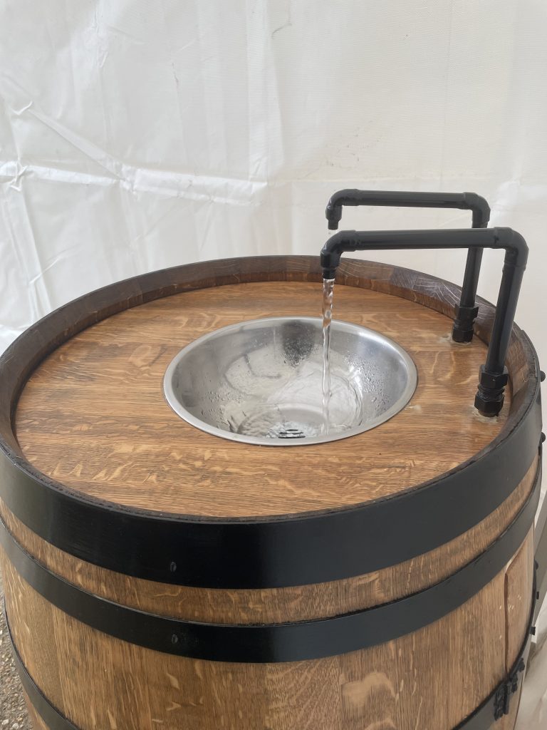 Fontaine à punch tonneau bois - location événementielle MT Events 49 à Saumur.